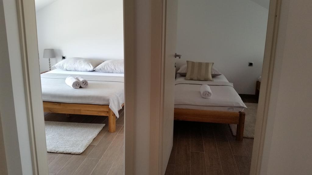 Apartments Lolita Bol Eksteriør bilde