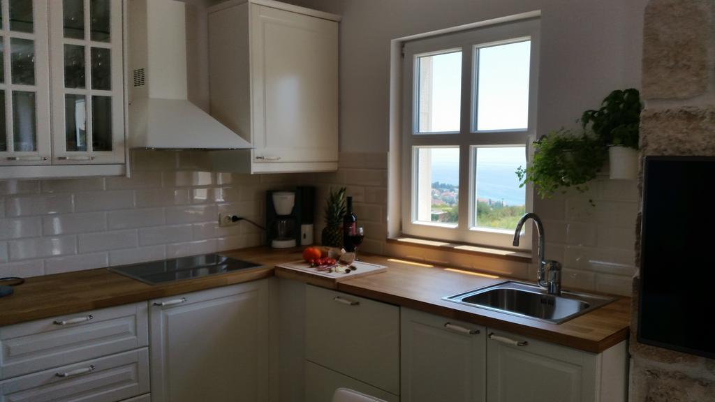 Apartments Lolita Bol Eksteriør bilde