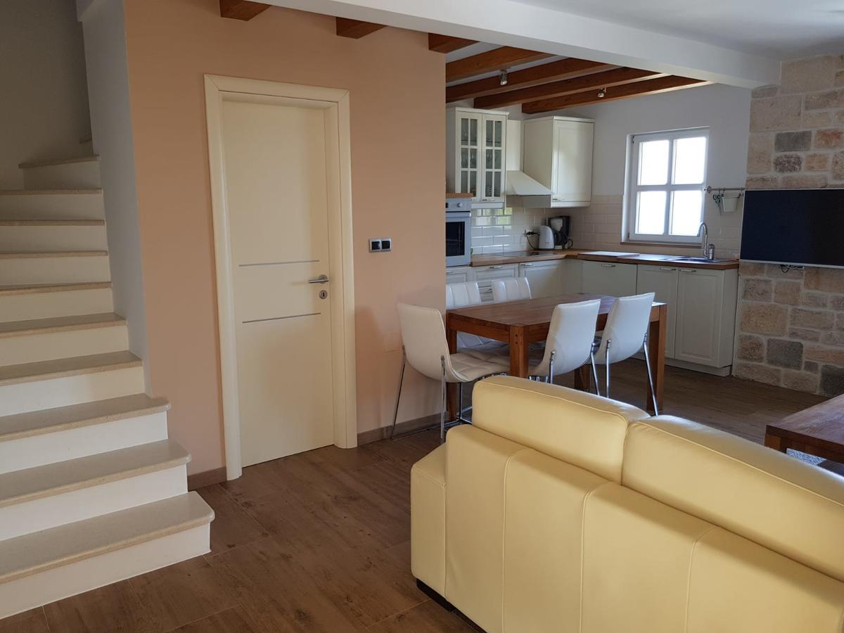 Apartments Lolita Bol Eksteriør bilde